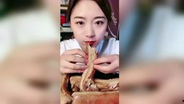 娱乐吃瓜酱女生见网友,娱乐吃瓜酱女生勇敢见网友的甜蜜冒险